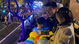 暖男老爹!武磊带孩子过西班牙儿童节 逛主题公园看花车游行