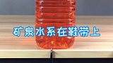 三根火柴凭空吊起多瓶矿泉水