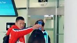 王一博登机摘口罩，保镖护崽可暖了