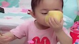 小情人才3岁，一有好吃的就想着爸爸，真不愧是上辈子的小情人！