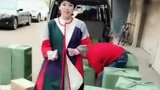 女微商朋友圈晒50万现金网友钱印错方向了没点数吗