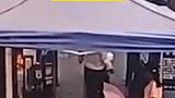 安徽合肥：外卖小哥社区内闯卡撞飞工作人员，居民受惊闪躲