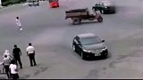 搞笑奇葩车祸现场 三轮车单挑司机