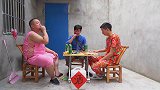 憨头暗中和兄弟约酒遇媳妇电话查岗，以不变应万变能否逃过一劫？
