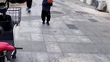 爸爸让孩子快点吃，孩子直接变魔术