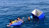 泰国三名渔民在船沉没后靠冷藏箱在海上漂流6个小时成功获救