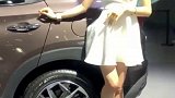 车模姑娘好调皮，对着镜头比剪刀手 网友：这妹子太可爱了