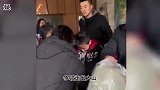解克锋一家为灾区送温暖，亲自帮小朋友穿棉衣，解清帅举动感人