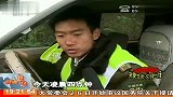 南广高速一人行天桥被水泥罐车撞击后垮塌 111226 新闻现场