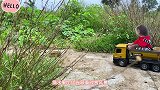 小猴子比比上山摘水果，回家后还用榨汁机榨汁，真是太棒了