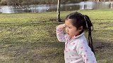 国外生活的中国萌娃，在天鹅湖边，给大家跳舞【抓泥鳅】