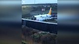 土耳其一客机冲出跑道机身断成两截 乘客从裂缝中逃生