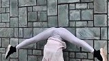 倒立着表演一字马，姑娘的绝活太有创意了！
