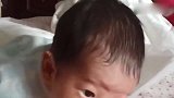 刚出生十天的小宝宝在练习抬头，接下来眼睛睁得好大啊