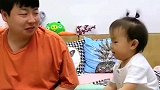 暖宝和虎爹玩积木，接下来暖宝对爸爸满满的责怪，画面把人笑喷了