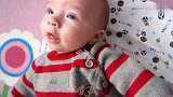 爸爸跟朋友谈事，三个月的宝宝以为爸爸跟他说话，瞬间哈哈大笑