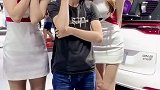 这哥们幸福啊待遇真好