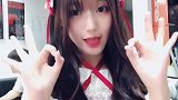 美女姑娘表演了段超甜蜜的手势舞，看完之后我感觉心动了！