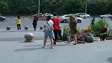 现在的熊孩子越来越难糊弄了，真为家长们操心啊！