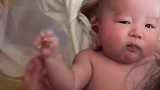 小宝宝洗头的时候真乖，为了眼睛不进水还知道向上看，真聪明！
