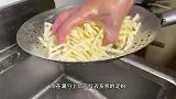 饭店的干煸土豆丝为啥那么好吃？做法技巧分享大家，原来这么简单