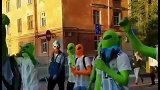 什么鬼？阿根廷球迷变身“大青蛙” 走上街头放生高歌