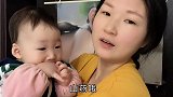 双胞胎餐前还热情似火，下一秒又相互干架，这变脸比翻书还快啊