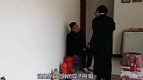 农村堂姐回娘家，看看给娘家带了啥满满一袋，给的真多啊