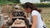 农村小媳妇这臂力真是厉害，佩服