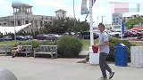 国外恶搞，小伙作死把沙子泼在路人身上，结果被路人追着打