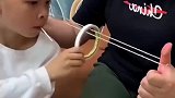 女子出难题想考考孩子，孩子摆弄几下就解开