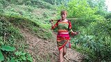 美女河边寻大货，拨开草堆发现鱼，抓了一条大鱼！