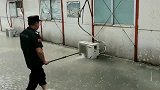 空调外机都变成了喷水机，保安大叔也不怕触电