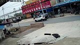 监控拍下的车祸瞬间，这样大摇大摆过马路，简直自寻死路