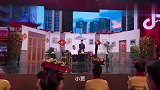 贾冰当老板被催款，扫码配音被吐槽：还配音？自己印钱算了