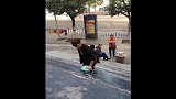 亮点是那大妈还笑,一点良心没有