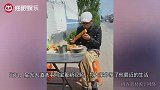 52岁阿宝近况落魄？路边摊手抓食物显随意，自称爱逛菜市场