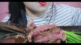 小姐姐吃大块牛排，满满的一口肉吃起来也太爽了吧