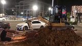多大的挖机都有干不完的活，今天就用“天子驾二”来跑运输