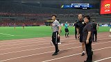 中国足协杯-17赛季-淘汰赛-1/4决赛次回合-第34分钟花絮 上港盘外招惹怒卡纳瓦罗！ 上港助教疑似飞踹阻挡权健放浴巾-花絮