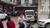 后座的小哥老受罪了，小姐姐早餐不会萝卜和红薯吧