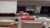姐妹俩打架，两个一起哭