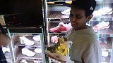 迪拜少年土豪展示自己收藏的总价超过一百万美元的球鞋