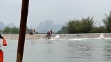 这一幕把人看呆了，竹筏被卡住了