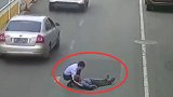 老人晕倒路中20余辆车无人敢动 民警：我不怕讹