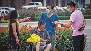 当子女因不愿赡养老人当街争吵，路人：难道你们不是爹娘养的？