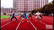 校花们学校操场翻跳泫雅，青春活力又迷人_再不疯狂就老啦！