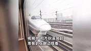 和谐号和复兴号“飙车”？拍摄者：跟电影片段一样，你追我赶很震撼