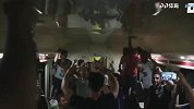 都快把车掀翻了！阿根廷球迷占领喀山大巴 疯狂高歌助威
