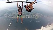 即刻起航！漂亮姐姐带你高空跳伞 沙滩+大海景色太美